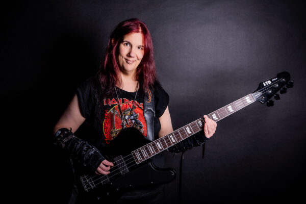 Bassistin der Metal-Band Dragonrider mit Iron-Maiden-Shirt – kraftvolle Bandfotografie von Fotograf Bremen.