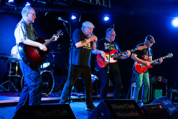 Die gesammte Band gibt noch mal alles beim legendären Auftritt dier Blues Band Mad Dogs im Club Meisenfrei.