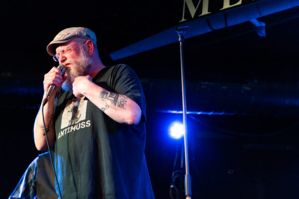 Dirk gibt noch mal alles. Singt mit tiefster Stimme ins Mikrophon und ist so sehr in der Musik gefangen das er dabei die Augen angespannt zu kneift um den besten Ton raus zu holen den er zu dieser späten Stunde noch finden kann.