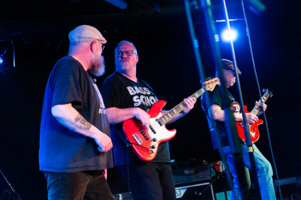 Sänger und Bassist schauen sich verliebt an und machen Grimassen im Meisenfrei Blues Club Bremen.