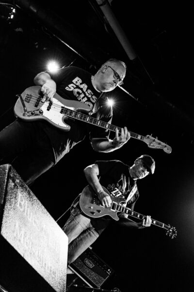 Eine Schwarzweißaufnahme vom Bassisten und Gitarristen der Band Mad Dogs Bluesband im Meisenfrei